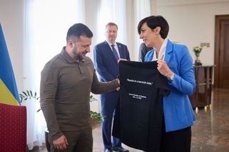 Pekarová darovala Zelenskému triko. A experti řeší její věk - Médium.cz